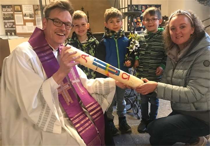 Am Ostermorgen wird die Kerze feierlich am Osterlicht entzündet. Foto: privat