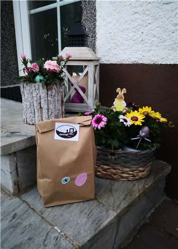Am Ostersamstag ging der Osterhase im Auftrag von „Borje bewegt“ durch das Dorf, um den Kindern von einem bis elf Jahren eine Überraschungstüte vor die Haustür zu stellen.Foto: privat