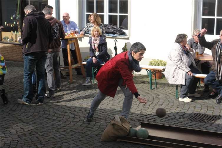 Am Ostersonntag rollten die Kugeln auf der klappbaren Kegelbahn in Erpel. BDo