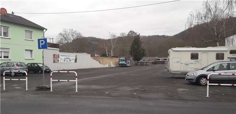 Am Parkplatz am Bürgerpark können Wohncontainer für 70 Flüchtlinge errichtet werden.  Foto: BG