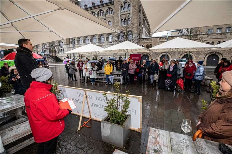 Am Pegelhaus wurden zahlreiche Frauen empfangen beim Stadtspaziergang mit Koblenzer Frauengeschichte(n), zu dem aus Anlass des Internationalen Frauentages die städtische Gleichstellungsstelle gemeinsam mit dem DGB Region Koblenz und der Koblenz-Touristik eingeladen hatte.  Foto: Stadt Koblenz/Andreas Egenolf
