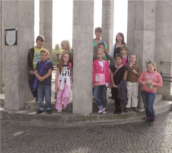 Am Pegelturm staunten die Kinder, wie hoch das Wasser steigen konnte. privat