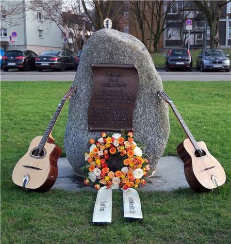 Am Peter-Altmeier-Ufer am Deutschen Eck in Koblenz steht der Gedenkstein an die ermordeten Sinti und Roma. Seine Inschrift lautet: „Zum Gedenken an die Sinti und Roma, die hier unter uns lebten. Männer, Frauen und Kinder - Im Nationalsozialismus wurden sie aus ihrer Heimatstadt Koblenz in Konzentrationslager deportiert und ermordet.“
