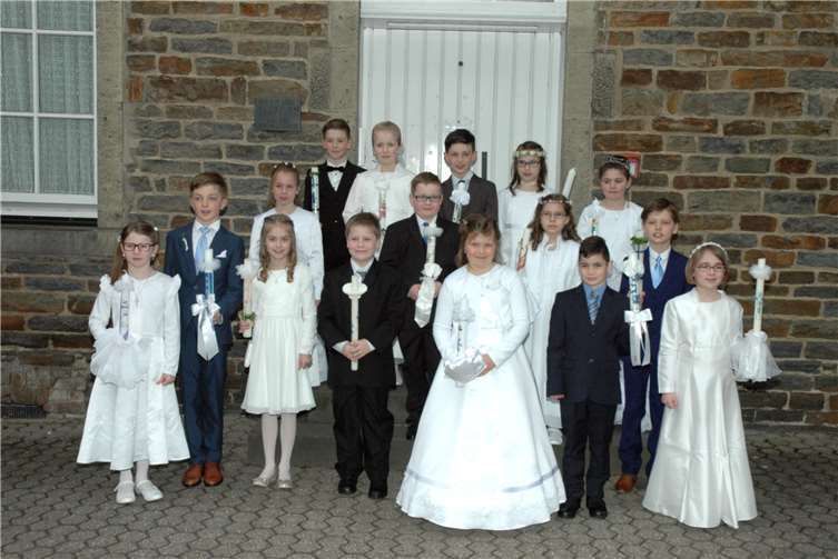 Am Pfarrhaus in Ahrbrück trafen sich die Kommunionkinder am Sonntagmorgen vor dem Hochamt.  UM
