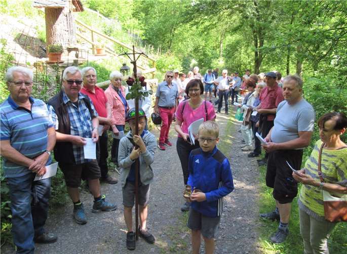 Am Pfingstmontag trafen sich etwa fünfzig Pilger an der ehemaligen Josefsbrücke in Walporzheim zur Kurzwallfahrt zur Winzerkapelle im Heckenbachtal. Foto: Brigitte Arenz