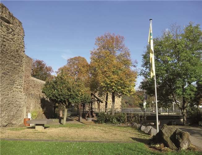 Am Platz „An der Kelter“ am Rhenser Bahnhof ist Winterruhe eingekehrt. Die Ruhebänke sind abmontiert und der Brunnen ist abgestellt.Thomas Bergmann