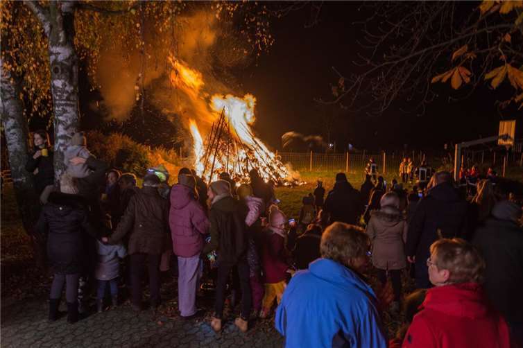 Am Pössemer Treff angekommen, erwartete die Besucher ein riesiges Martinsfeuer. Fotos: privat