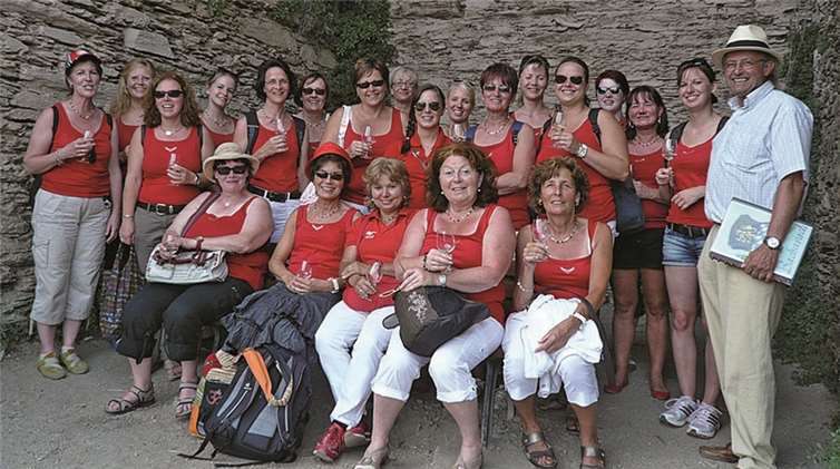 Am Postenturm über Bacharach genossen die Möhnen neben der Aussicht auch den einen oder anderen Schoppen Wein. privat