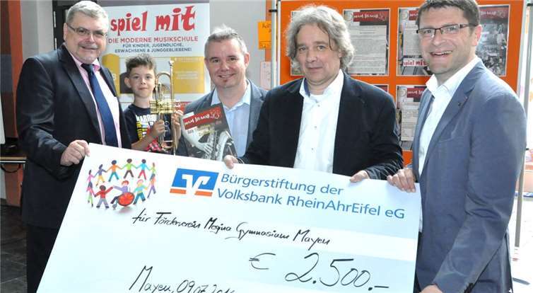 Am Präsentationstag besuchte der Direktor des Regionalmarktes MayenRhein, Oliver Engels, die Schule, um mit der Übergabe eines Schecks der Bürgerstiftung der Volksbank in Höhe von 2500 Euro die Vorhaben im Jubiläumsjahr maßgeblich zu unterstützen.Bernd Schmitz