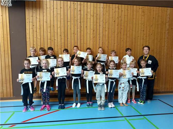 Am Prüfungstag konnten sich die anwesenden Eltern von den erlernten Selbstverteidigungskenntnissen ihrer Kinder überzeugen, die nach bestandener Prüfung voller Stolz ihren wohlverdienten Gürtel und eine Urkunde entgegennehmen. Foto: privat/ Astrid Hermes