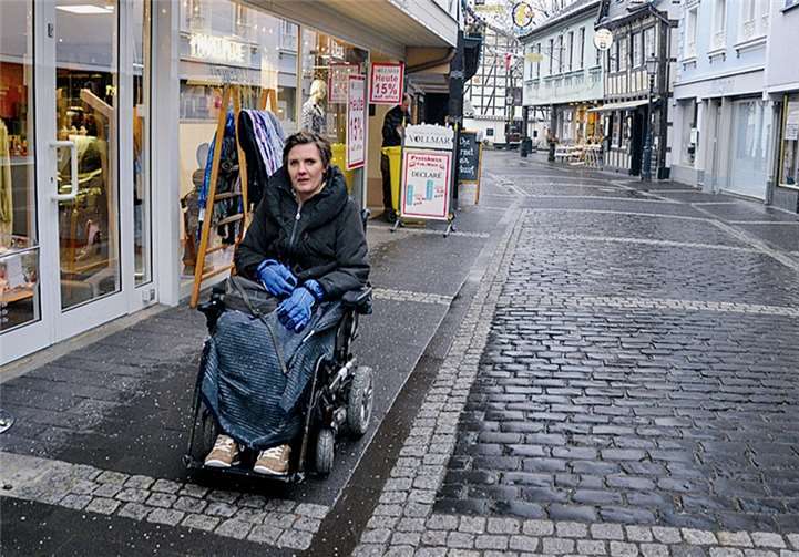 Am Rand der Straßen kann Gabi Gummersbach ohne Probleme entlangfahren, auf dem Pflaster in der Mitte wird es deutlich schwieriger.