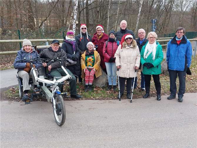 Winterwanderer auf jährlicher Tour Am Rand des Rad- und Wanderwegs Maifeld war während der diesjährigen Winterwanderung des Freundeskreises Caiazzo-Ochtendung eine Rast angesagt. Gerne ließen sich die Wanderer von Beatrix Wirges, Adelheid Rieping und Rita Hirsch stärken. Foto: Lothar Kalter
