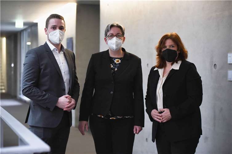 Am Rande der Ausschusssitzung tauschten sich die Bundestagsabgeordneten Martin Diedenhofen (SPD, links) und Sandra Weeser (FDP, rechts) mit Bundesministerin Klara Geywitz aus.Foto: Christian Spies