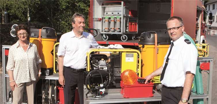 Am Rande der Informationsverhandlung zum Hochwasserschutz in Niederbachem informierte Wachtbergs Wehrleiter Markus Zettelmeyer (r.) Oberbürgermeister Jürgen Nimptsch und Bürgermeisterin Renate Offergeld über den neuen Gerätewagen, der bei Unwetter zum Einsatz kommen soll. JOST