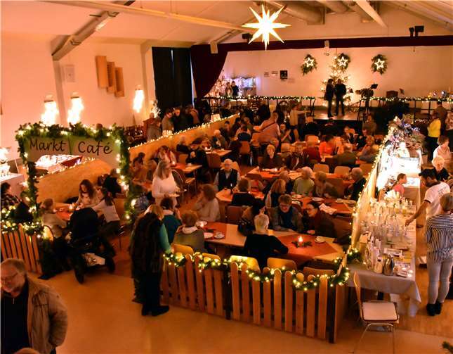 Am Rande die Gänge mit den Ständen und in der Mitte das Marktcafé bildeten ein tolles Ensemble. Fotos: HEP