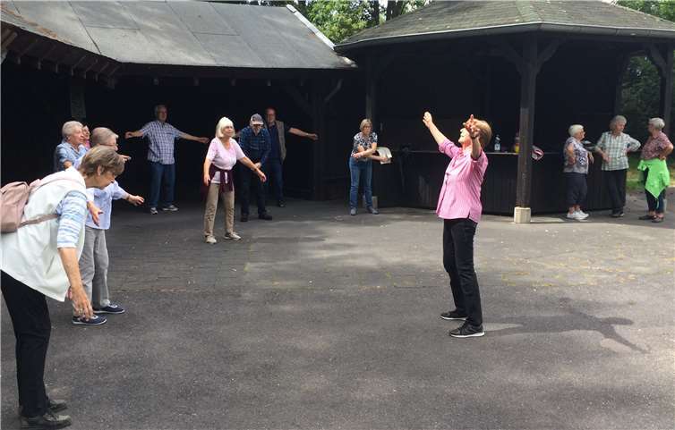 Am Rastplatz, der Oedinger Grillhütte, führte die Spaziergangsgruppe erstmals Atemübungen als gemeinsame Aktivität vor Ort durch. Foto: privat