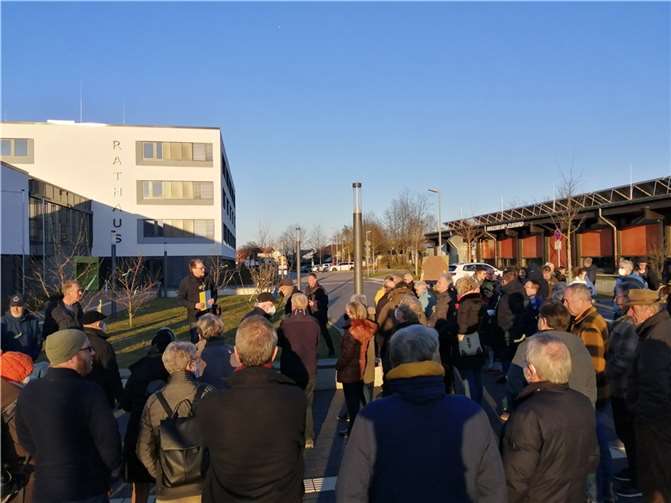 Am Rathaus versammelten sich Meckenheimerinnen und Meckenheimer zur Mahnwache. CDU-Vorsitzender Rainer Friedrich (im Bild auf dem Podest stehend) begrüßte sie und freute sich über die große Resonanz.  Fotos: privat