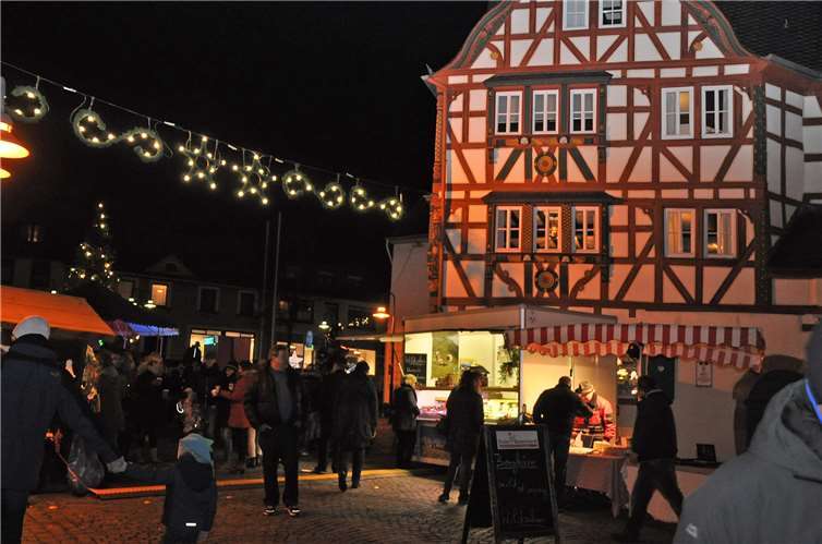 Am Rathausplatz waren Weihnachtsstände aufgebaut. J. Luecker (www.foto-shark.com)