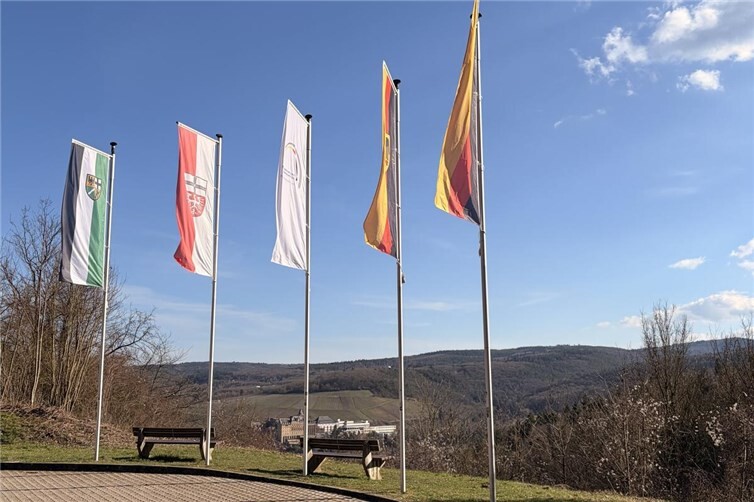 Am Regierungsbunker hängen die Fahnen und heißen von weitem die Gäste willkommen.