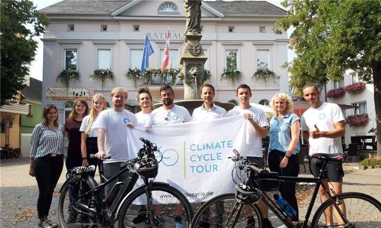 Am Remagener Rathaus wurden die Radler von Bürgermeister Björn Ingendahl (4. v. r.) sowie den Mitarbeiterinnen des Jugendbahnhofs Britta Jelken (3. v. r.), Aileen Buschmann und Maike Kriechel (v. l.) empfangen. Foto: privat