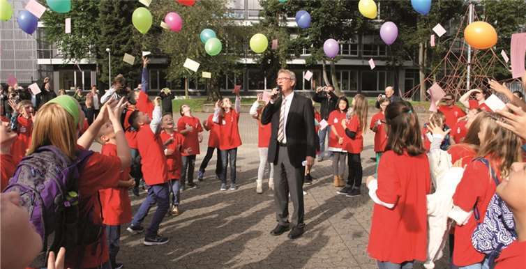 Am Rhein-Gymnasium eine Tradition: Die frischgebackenen Gymnasiasten ließen Luftballons steigen. rü