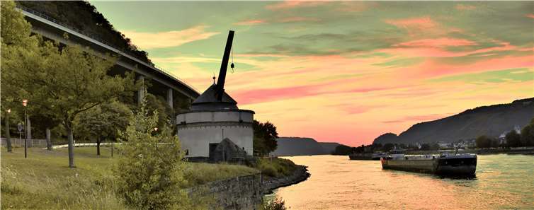 Am Rhein ist noch heute einer der vielen mittelalterlichen Kräne zu bestaunen, mit denen von Andernach aus der Eifelmühlstein in alle Welt transportiert wurde. Foto: Dr. Hans-Georg Hansen