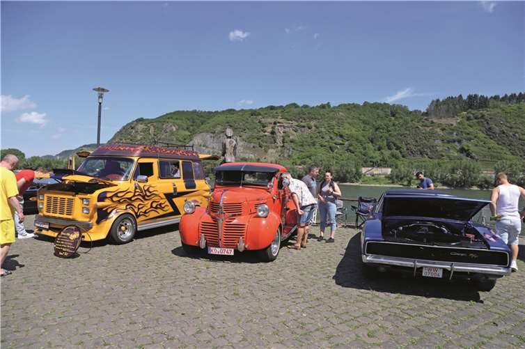 Oldtimerfreunde hatten eingeladen Am Rhein kamen Fans von Oldtimern auf ihre Kosten. Foto: WAMFO.DE