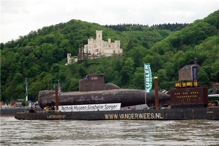 Am Rheinkilometer 585 in Lahnstein, gegenüber dem malerischen Schloß Stolzenfels, legte das Kieler U-Boot U17 einen Zwischenstopp ein. Fotos: ND