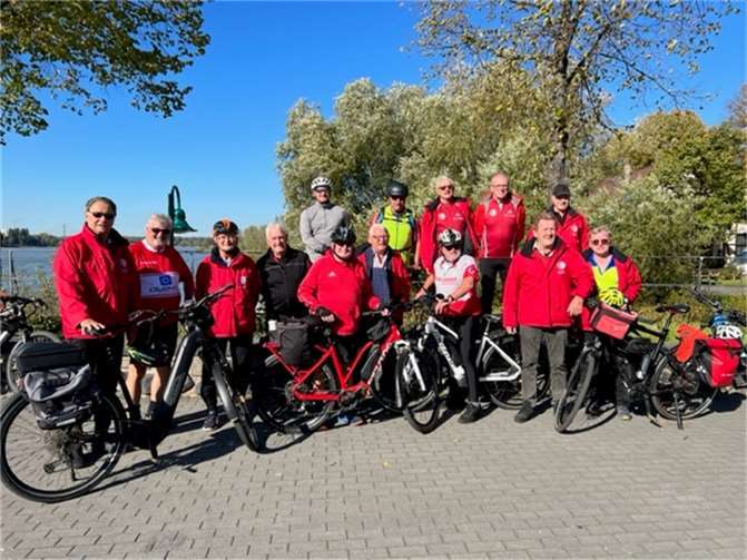 Am Rheinufer in Bonn-Beuel. Vorne v.l.n.r.: Klaus Ortseifen, Matthias Kiefer, Achim Kiefer, Ottmar Morgenschweis, Werner Alef, Horst Höwer, Friedhelm Weiand, Uli Hehl, Otmar Weiand. Hinten v.l.n.r.: Jens Köhler, Otmar Michels, Werner Schmitz, Eckhard Weber, Gerd Henkel. Foto: privat