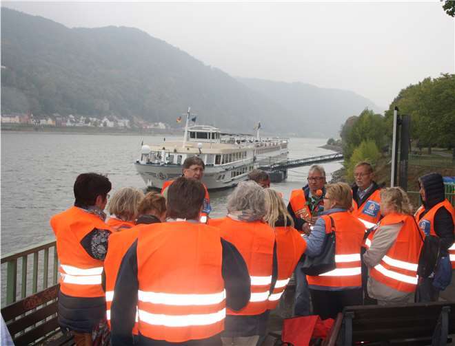 „Stoppt das Sterben im Mittelmeer“ Am Rheinufer waren auf Einladung von Pax Christi engagierte Menschen zusammengekommen, um an das Schicksal der Bootsflüchtlinge auf dem Mittelmeer zu erinnern. privat