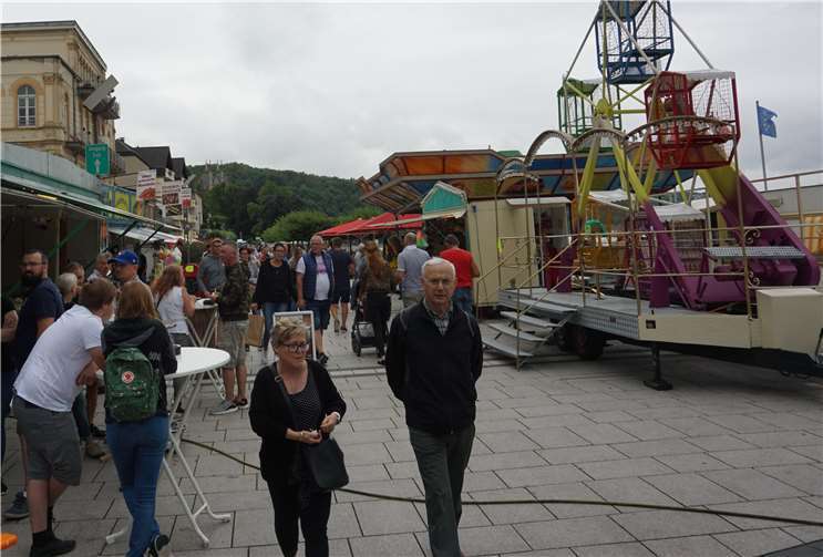 Am Rheinufer wurde ein kleiner Jahrmarkt mit Karussel und Schiffschaukel aufgebaut.Foto: ROB