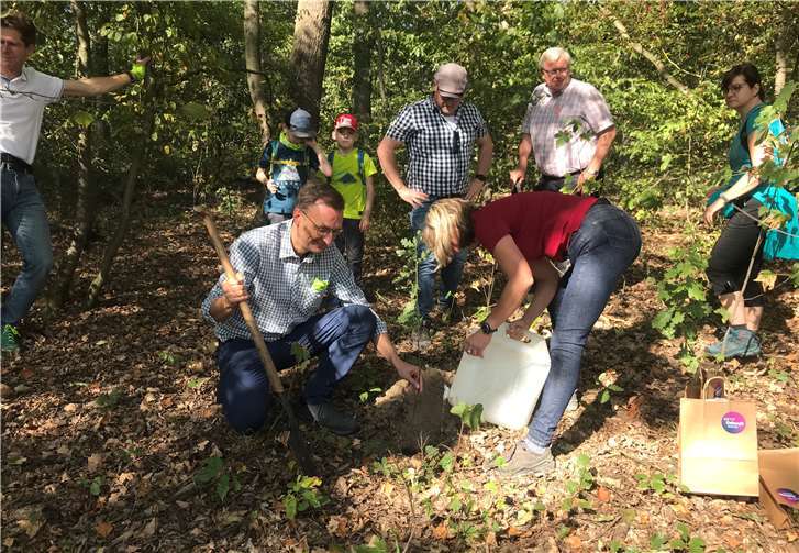 Am Rittersturz pflanzt Josef Oster mit Carmen Barth eine junge Eiche. Foto: privat