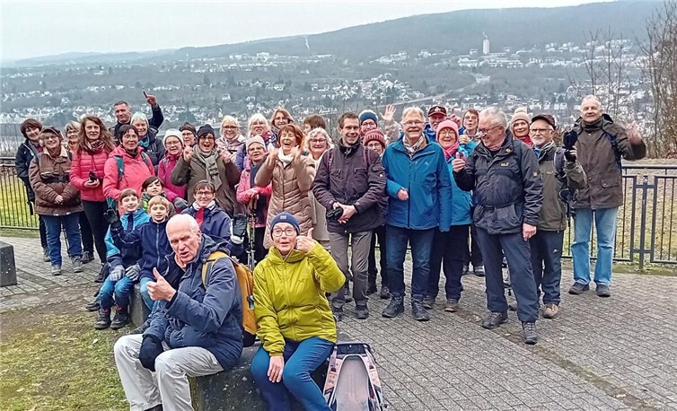 Am Rittersturzdenkmal. Foto: Eifelverein Remagen / Barbara Lemm