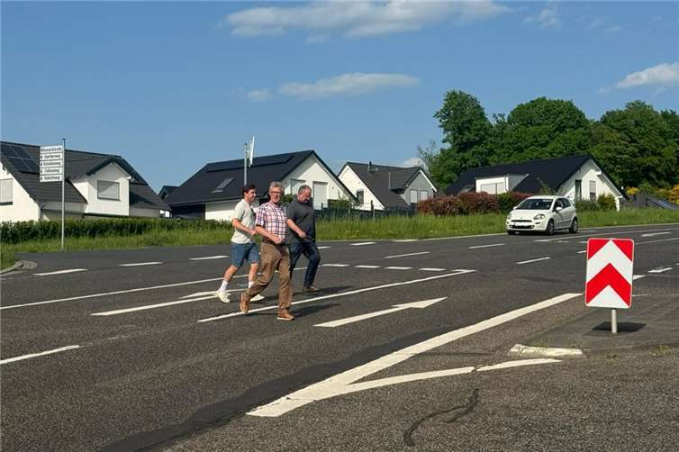 Am Roniger Hof müssen Kinder, um den Schulbus zu erreichen, die stark befahrene Landesstraße an der Abzweigung nach Dattenberg überqueren – ohne Zebrastreifen oder sonstige Verkehrssicherungen. Foto: privat