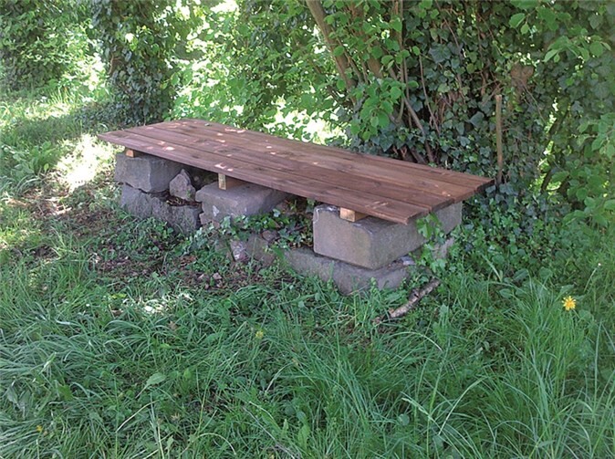 Am Rübenacher Bibelgarten lädt nun eine neue Bank zum Innehalten und stillen Verweilen. privat