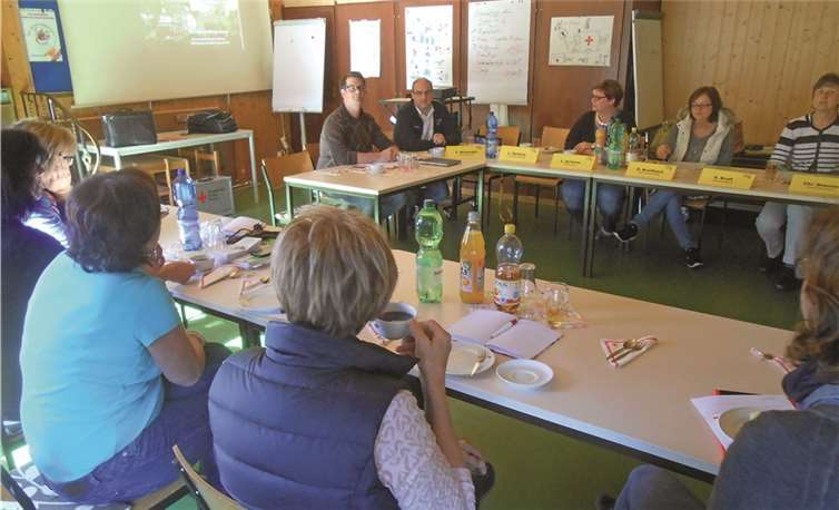 Am Runden Tisch werden Erfahrungen ausgetauscht und ein gegenseitiges Kennenlernen wird ermöglicht. Lothar Spitzley