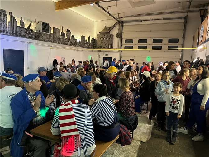Am Samstag, 12. November 2022 trafen sich die Mitglieder, Freunde und Gönner in der Funkenhalle um den traditionellen Sessionsauftakt unter dem Motto Blauarbeiter zu feiern. Foto: privat