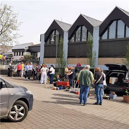 Am Samstag, 13. April fand bei allerschönstem Sonnenwetter die dritte Pflanzentauschbörse in Bell auf dem Gemeindeplatz statt. Foto: privat