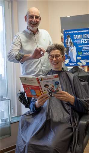 Am Samstag, 13. Mai holt die Stadtbücherei ihr Jubiläum nach und feiert von 10 bis 16 Uhr ein Familienfest mit Danny Beuerbach, dem Vorlesefriseur. Quelle: Stadtbücherei Selters