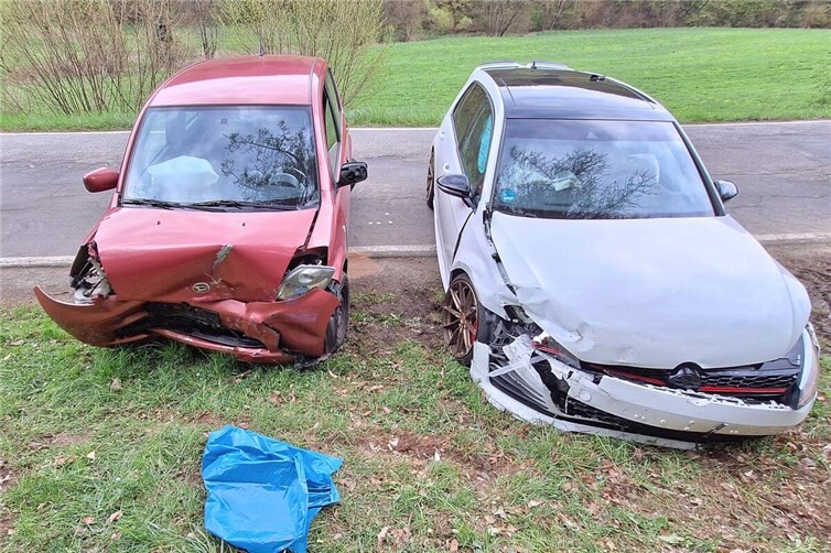 Am Samstag, 18. April 2026, wurden Einsatzkräfte der Freiwilligen Feuerwehren der Verbandsgemeinde Altenahr und Brohltal am frühen Nachmittag zu einem Frontalzusammenstoß zweier Pkw auf der L85 zwischen Staffel und Niederheckenbach alarmiert.