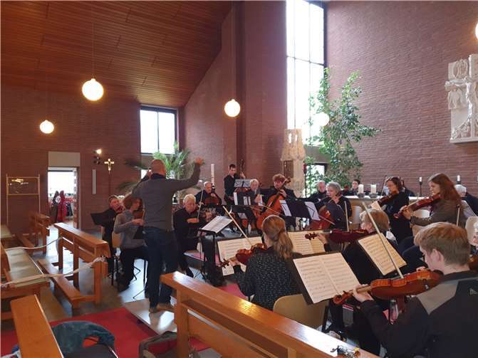 Am Samstag, 19. November 2022 um 17:30 Uhr gibt das Wachtberger Kammerorchester unter Leitung von Markus Cella ein Konzert in der katholischen Erzengelkirche in Wachtberg-Pech „Am Langenacker“. Am Sonntag, 20. November 2022 um 17 Uhr können Interessierte das Konzert ebenfalls in der Pauluskirche „In der Maar 7“ in Bonn-Friesdorf hören. Foto: privat