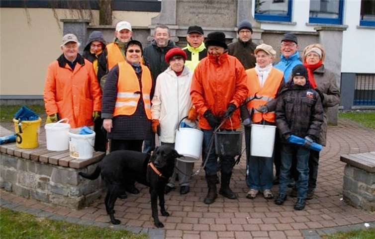 Am Samstag, 23. März trafen sich ca. 15 gut gelaunte Helfer um 9 Uhr am Schmiedeplatz zur jährlichen Aktion „sauberes Raubach“.privat