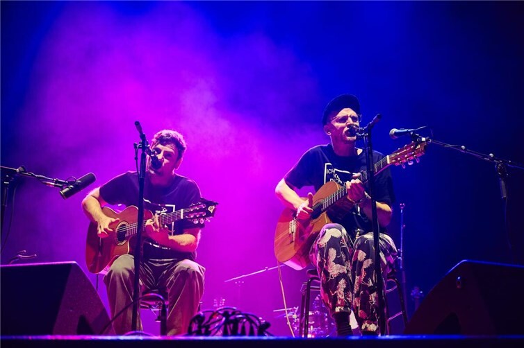 Am Samstag, 30. Mai 2026, 20 Uhr, wollen Simon & Jan, die als derzeit bestes Liedermacher-Duo im deutschsprachigen Raum gelten, die Besucher im Rahmen ihrer großen Tour im Kultschuppen Jahnhalle in Bad Breisig überzeugen. 