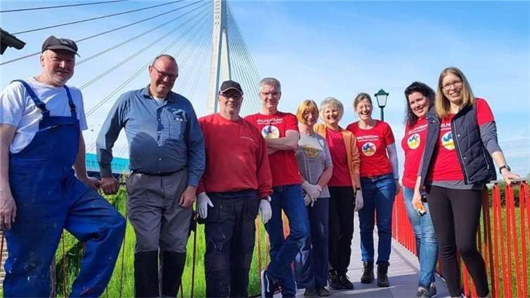 Am Samstag, 6. Mai 2023, haben vier Mitarbeiter*innen der Sparkasse Neuwied den NWV Neuwied beim Geländeranstrich tatkräftig unterstützt. Foto: privat