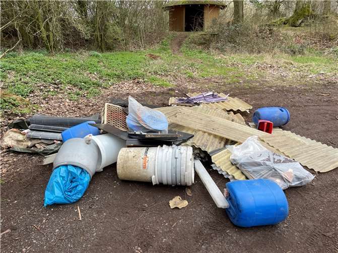Am Samstag, 8. April 2023 wurde im Zeitraum zwischen 5 und 13 Uhr auf dem zur Gemarkung Bell gehörenden Parkplatz „Stumpig Kreuz“ an der K 19 oberhalb von Rieden eine größere Menge von Renovierungs-Abfällen illegal entsorgt. Foto: Ortsgemeinde Bell