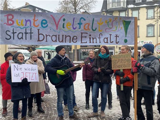 Am Samstag, dem 21. Januar, versammelten sich etwa 150 Bürgerinnen und Bürger aus Andernach zu einer Mahnwache für Demokratie und Menschenwürde auf dem Marktplatz. Fotos: privat