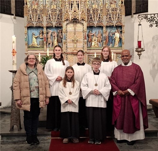 Am Samstag, dem 29.11.2025, wurden in einem feierlichen Gottesdienst Matthias Fuhrmann und Liv Müller offiziell in der Pfarrei St. Genovefa Mendig begrüßt und in die Messdienergemeinschaft aufgenommen. Foto: privat
