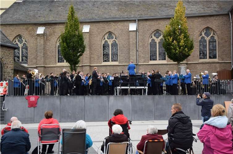 Am Samstag, den 02.10.21, trafen sich mehr als 100 Musizierende aus drei verschiedenen Orchestern der Region in Meckenheim auf dem Kirchplatz, um gemeinsam ein gut zweistündiges Konzert zu spielen.Foto: privat