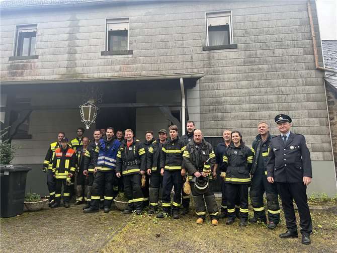 Am Samstag, den 19. Oktober 2024 fand unter den Augen des Ortsvorstehers Helmut König, des Ortsbeirates, Vertretern der benachbarten Feuerwehren sowie vielen interessierten Bürgern die Jahresabschlussübung der Freiwilligen Feuerwehr Kell statt. Fotos: privat