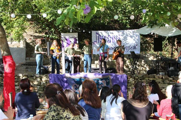 „Jinfonie-Frauenkonzert“ bei „UTAMARA e.V.“ Am Samstag, den 30. August 2025 fand das zweite „Jinfonie-Frauenkonzert“ im Garten der Frauenbegegnungsstätte „UTAMARA e.V.“ statt. Foto: privat